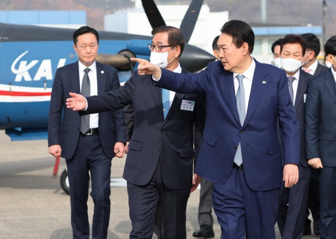 [사천=뉴시스] 홍효식 기자 = 윤석열 대통령이 24일 오전 경남 사천 한국항공우주산업(KAI)을 방문해 KF-21 시제기 3호기 등 전시된 전투기 및 헬기를 참관하고 있다. (대통령실통신사진기자단) 2022.11.24.