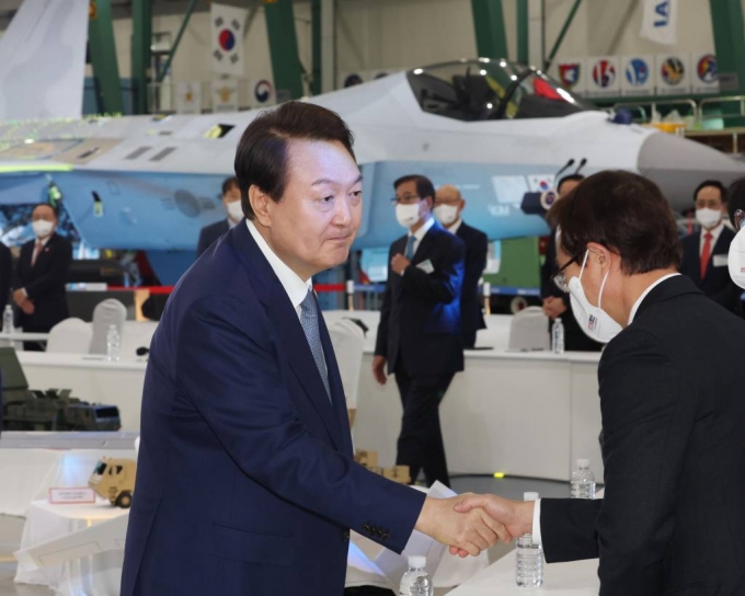 [사천=뉴시스] 홍효식 기자 = 윤석열 대통령이 24일 오전 경남 사천 한국항공우주산업(KAI)에서 열린 2022 방산수출 전략회의에 참석해 참석자와 인사하고 있다. (대통령실통신사진기자단) 2022.11.24.