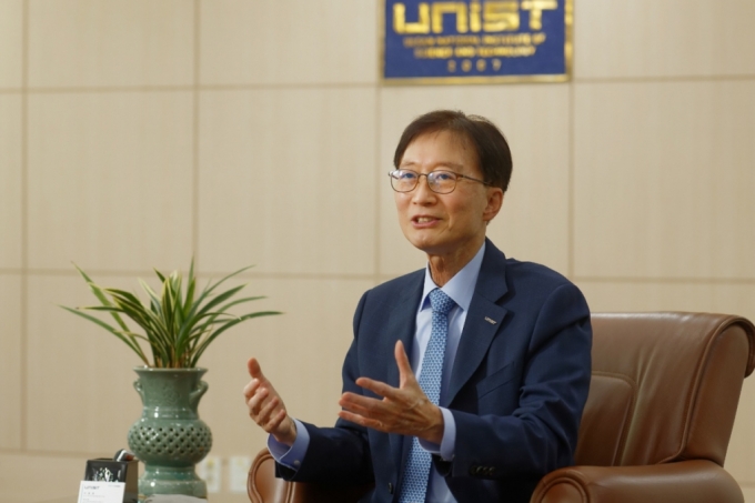 이용훈 유니스트(UNIST·울산과학기술원) 총장이 오는 25일 취임 3주년을 맞아 유니스트가 나아가야 할 방향을 설명하고 있다. / 사진=유니스트(UNIST·울산과학기술원)