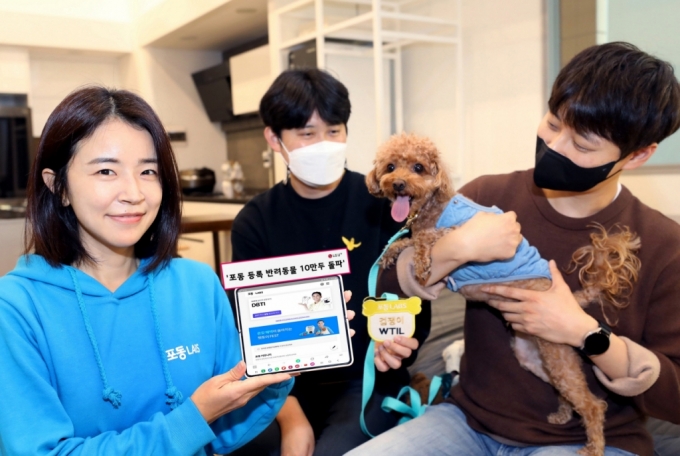 LG유플러스 직원들이 포동 서비스를 소개하고 있는 모습. /사진=LG유플러스