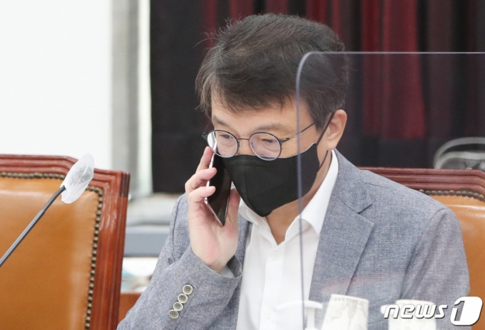 김의겸 더불어민주당 의원이 28일 서울 여의도 국회에서 열린 정보위원회의 경찰청에 대한 국정감사에서 통화하고 있다. /사진=뉴스1