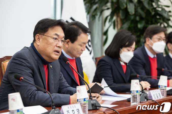 정진석 국민의힘 비상대책위원장(왼쪽)이 24일 서울 여의도 국회에서 열린 비상대책위원회의에서 모두 발언을 하고 있다. /사진=뉴스1.