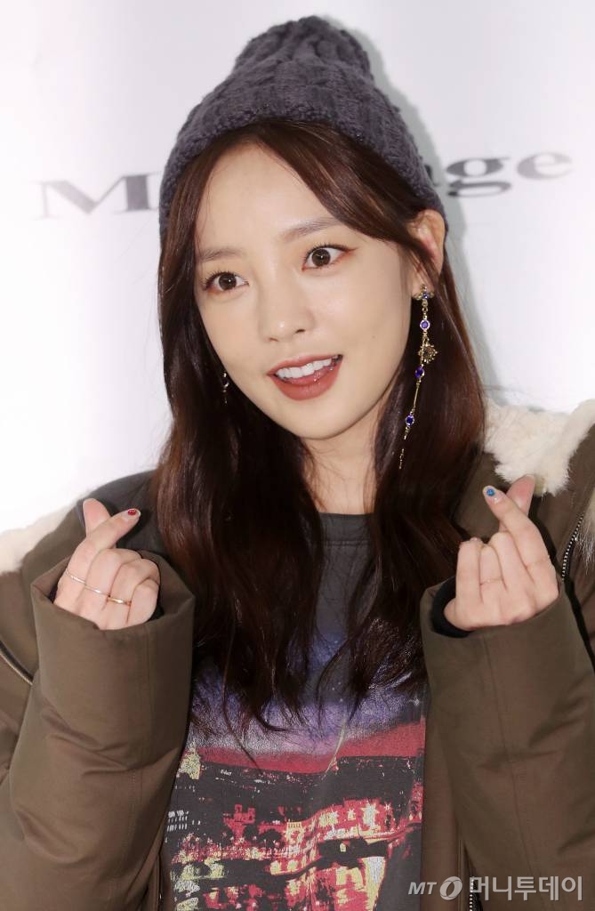 가수 구하라가 26일 오후 서울 송파구 잠실 롯데월드타워 에비뉴엘에서 진행된 패션 브랜드 신제품 출시 기념 포토월에 참석해 포즈를 취하고 있다. /사진=김휘선 기자 hwijpg@