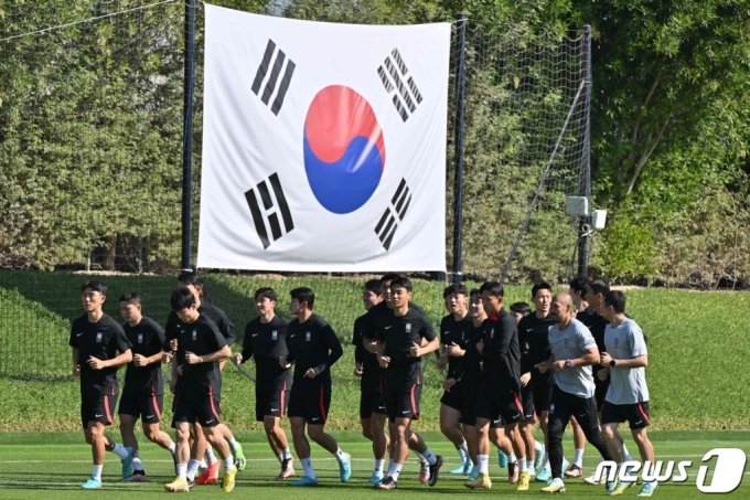 2022 카타르 월드컵 한국-우루과이 경기를 하루 앞둔 23일, 대한민국 축구 국가대표팀이 도하의 알 에글라 훈련장에서 훈련 하고 있다. /AFP=뉴스1