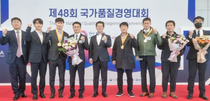 김우곤 한국남부발전 기술안전본부장(왼쪽에서 5번째) 등이 국가품질상을 받고 기념촬영을 하고 있다./사진제공=한국남부발전