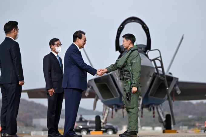 윤석열 대통령이 24일 경남 사천 한국항공우주산업(KAI)을 방문해 KF-21 시험비행 조종사인 이진욱 중령(진)을 격려하고 있다. (사진=대통령실 제공) /사진=뉴시스