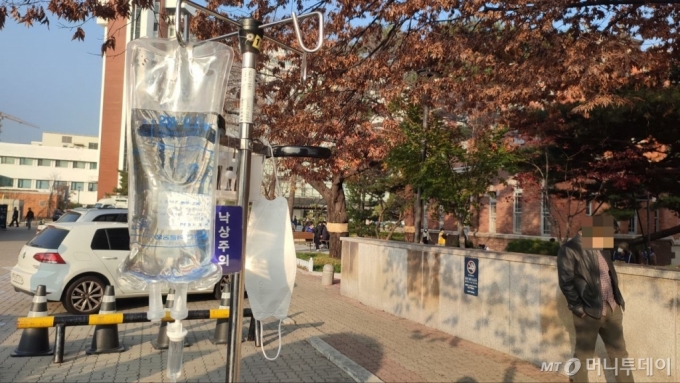 민주노총 공공운수노조 의료연대본부 소속 서울대병원 분회의 파업 이틀차인 24일 오후, 서울 종로구 서울대병원 본원에서 한 환자가 병원 앞을 산책 중이다. /사진=정세진 기자