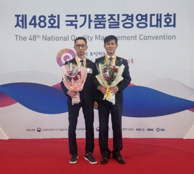 11월 23일 경기도 고양시 킨텍스에서 열린 제48회 국가품질경영대회에서 (좌측부터) 개인제안사례부문과 품질분임조 현장개선부문 각각 동상을 차지한 한국타이어앤테크놀로지 PCR2Sub팀 김동욱 라인장, TBRSub팀 박정권 사원이 기념촬영을 하고 있다./사진제공=한국타이어.