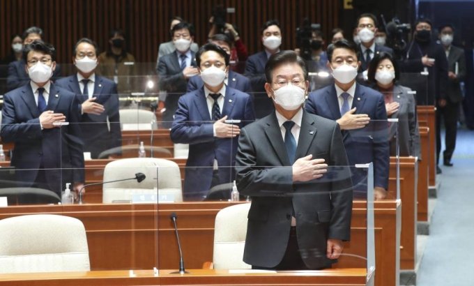 더불어민주당 이재명 대표와 의원들이 24일 서울 여의도 국회에서 열린 의원총회에서 국민의례를 하고 있다. / 사진제공=뉴시스