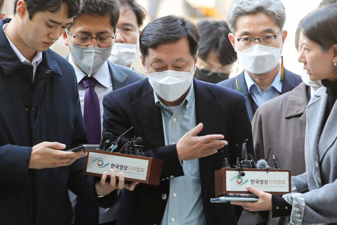 정진상 더불어민주당 대표실 정책조정실장이 이달 18일 오후 서울 서초구 서울중앙지방법원에서 열린 구속 전 피의자 심문(영장실질심사)에 출석하고 있다. 정 실장은 특정범죄 가중처벌 등에 관한 법률 위반(뇌물), 부정처사 후 수뢰, 부패방지법 위반, 증거인멸교사 혐의를 받고 있다. / 사진제공=뉴시스
