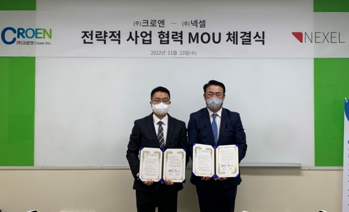 (왼쪽부터) 백성진 크로엔 대표와 한충성 넥셀 대표가 전략적 사업협력 업무협약 체결 뒤 기념촬영을 하고 있다. /사진제공=넥셀