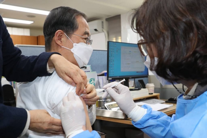 [서울=뉴시스] 배훈식 기자 = 한덕수 국무총리가 24일 오후 서울 종로구 종로구보건소에서 코로나19 2가 백신 추가 접종을 하고 있다. 2022.11.24.