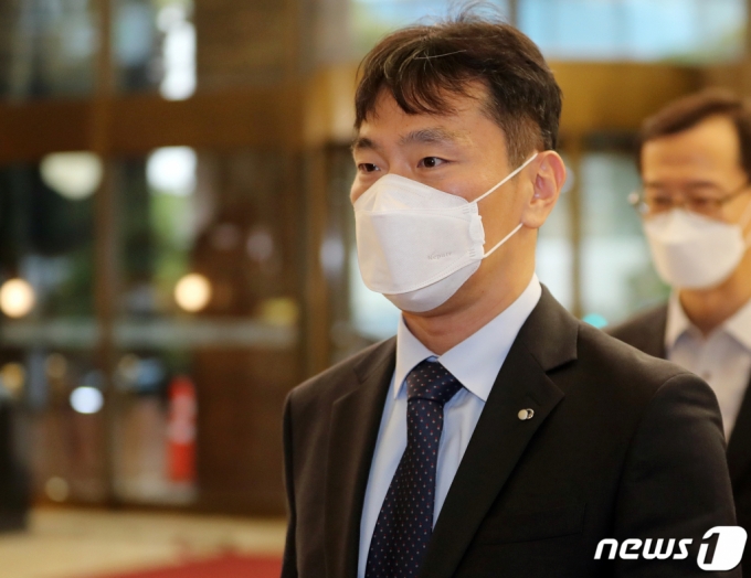 이복현 금융감독원장이 14일 오전 서울 중구 은행회관 뱅커스클럽에서 예정된 8개 은행지주(KB·신한·하나·우리·농협·BNK·DGB·JB) 이사회 의장들과 오찬 간담회에 참석하고 있다. /사진=뉴스1