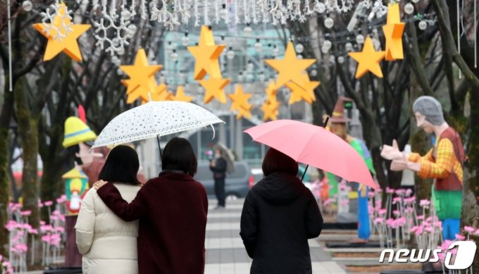 대전 서구 보라매공원에서 우산을 쓴 시민들이 지나고 있다. /사진=뉴스1
