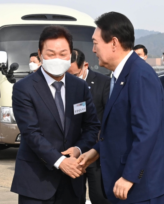 박완수 경남도지사(왼쪽)가 경남을 찾은 윤석열 대통령과 손을 맞잡고 있다./사진제공=경남도