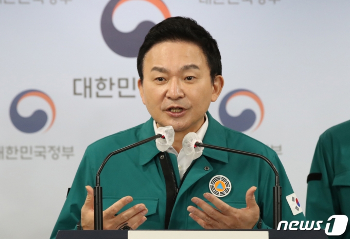 (서울=뉴스1) 박지혜 기자 = 원희룡 국토교통부 장관이 24일 서울 종로구 정부서울청사 합동브리핑실에서 화물연대 운송거부 철회 촉구 정부 담화문 발표를 하고 있다. 2022.11.24/뉴스1 Copyright (C) 뉴스1. All rights reserved. 무단 전재 및 재배포 금지.