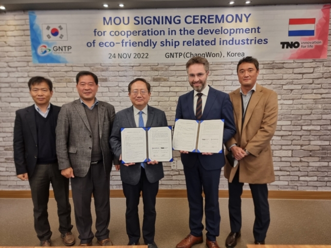 노충식 경남TP 원장(가운데)이 친환경 선박 연관산업 발전 상호협력 MOU를 체결하고 있다./사진제공=경남TP