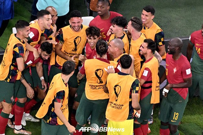 포르투갈 대표팀이 주앙 펠릭스의 가나전 역전골을 터뜨린 뒤 동료들과 함께 기뻐하고 있다. /AFPBBNews=뉴스1