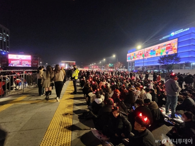 2022 카타르 월드컵 조별리그 H조 1차전 대한민국과 우루과이의 경기가 열린 24일 밤9시, 서울 광화문 광장과 인접한 세종대로 2개 차선이 통제됐다. 이곳은 응원구역으로 활용됐다. /사진=박상곤 기자