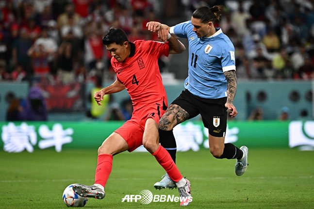 대한민국 축구대표팀 수비수 김민재가 24일 우루과이전에서 다르윈 누녜스의 공을 빼앗고 있다. /AFPBBNews=뉴스1