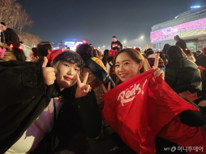 24일 밤 서울 종로구 광화문광장에서 변정현·남지수씨(23)가 2022 카타르 월드컵 거리응원을 하고 있다. /사진=박상곤 기자
