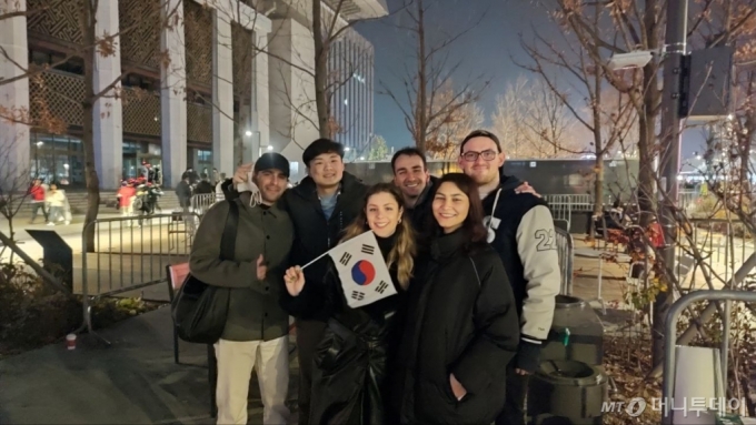 성균관대 1학년 조영린씨(19. 왼쪽에서 두번째)가 교환학생을오 한국에 방문한 외국인 친구들과 24일 밤 한국 대표팀을 응원하기 위해 서울 광화문 광장에 나왔다. /사진=정세진 기자