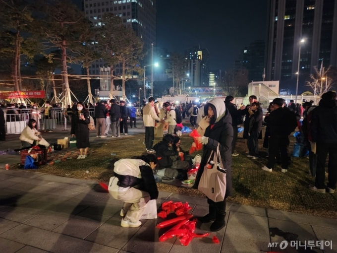 24일 밤 11시 50분, 서울 종로구 광화문광장에서 붉은악마와 시민들이 월드컵 거리응원 후 광장을 치우고 있다./사진=정세진 기자