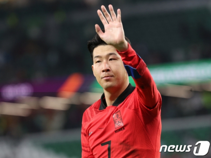24일 오후(현지시간) 카타르 알라이얀 에듀케이션 시티 스타디움에서 열린 2022 카타르 월드컵 조별리그 H조 1차전 대한민국 vs우루과이 경기에서 0대 0 무승부로 경기를 마친 손흥민이 마스크를 벗고 팬들과 인사하고 있다. /사진=뉴스1