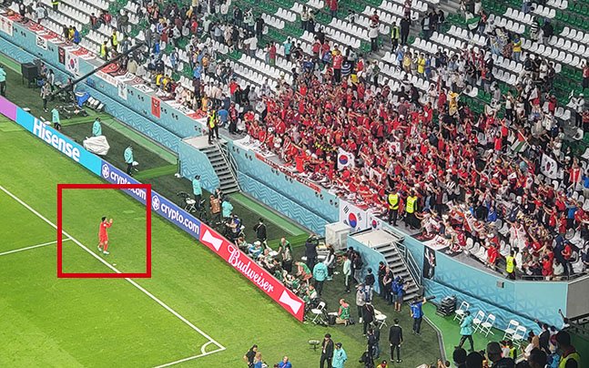 손흥민(빨간색 네모)이 24일 카타르 알라이얀 에듀케이션 시티 스타디움에서 열린 우루과이전을 마친 뒤, 뒤늦게 혼자서 경기장을 돌며 팬들에게 인사하고 있다. /사진=김명석 기자