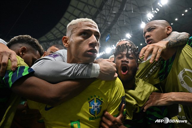 히샬리송의 골을 축하하는 브라질 축구대표팀(가운데). /사진=AFPBBNews=뉴스1