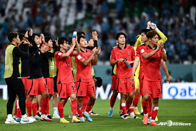 대한민국 축구대표팀 선수들이 24일 우루과이전을 마치고 팬들을 향해 인사하고 있다. /사진=AFPBBNews=뉴스1