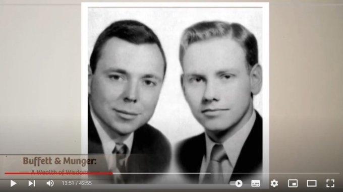 젊은 시절의 찰리 멍거(좌측)과 워런 버핏(우측)/사진=유튜브 캡쳐