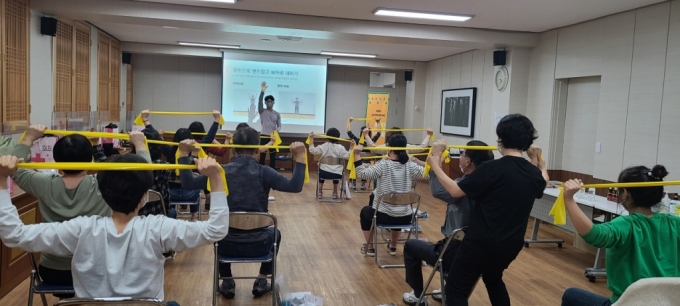 부산시교육청이 근골격계질환 예방을 위해 '근로자 뼈마디 튼튼 건강프로그램'을 운영하고 있다./사진제공=부산시교육청