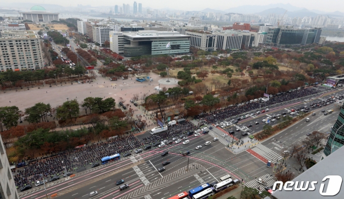 민주노총 전국건설노동조합 조합원들이 지난 21일 오후 서울 영등포구 여의도공원 앞 여의대로에서 가진 건설안전특별법 제정 촉구와 정부에 건설노동자 개혁입법 쟁취를 요구하는 결의대회에서 구호를 외치고 있다. /사진=뉴스1