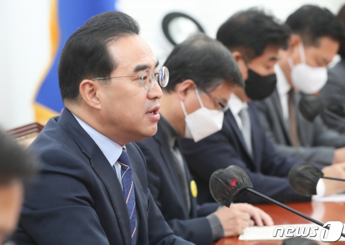 (서울=뉴스1) 허경 기자 = 박홍근 더불어민주당 원내대표가 24일 서울 여의도 국회에서 열린 정책조정회의에서 모두 발언을 하고 있다. 2022.11.24/뉴스1 Copyright (C) 뉴스1. All rights reserved. 무단 전재 및 재배포 금지.