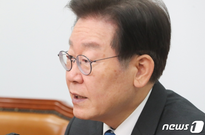 (서울=뉴스1) 허경 기자 = 이재명 더불어민주당 대표가 25일 서울 여의도 국회에서 열린 최고위원회의에서 모두 발언을 하고 있다. 2022.11.25/뉴스1 Copyright (C) 뉴스1. All rights reserved. 무단 전재 및 재배포 금지.