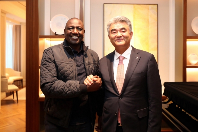 지난 24일 서울 중구 롯데호텔서울에서 만난 윌리엄 루토(William Ruto) 케냐 대통령(왼쪽)과 중흥그룹 정원주 부회장/사진=대우건설