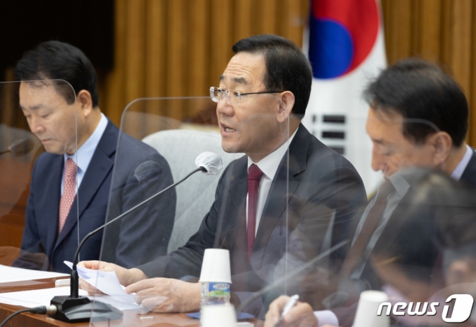 (서울=뉴스1) 이재명 기자 = 주호영 국민의힘 원내대표가 25일 오전 서울 여의도 국회에서 열린 원내대책회의에서 발언을 하고 있다. 2022.11.25/뉴스1 Copyright (C) 뉴스1. All rights reserved. 무단 전재 및 재배포 금지.