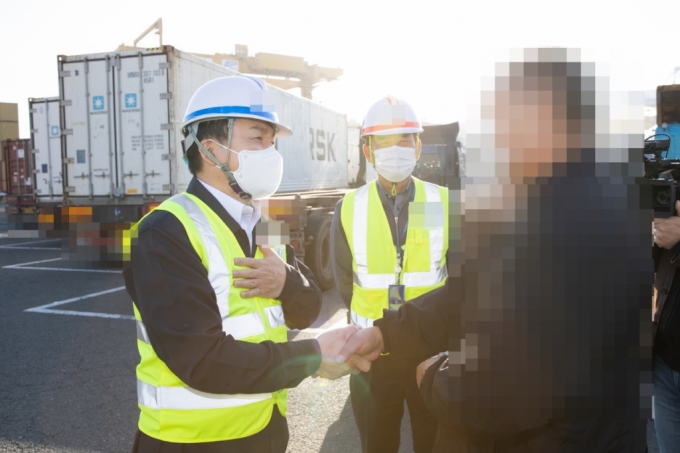 원희룡 국토교통부 장관은 25일 부산신항 항만 야드 현장을 방문해 정상 운행을 실시하는 화물차주를 독려했다. /사진제공=국토교통부