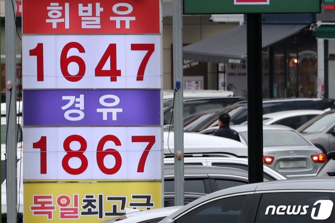 (남양주=뉴스1) 구윤성 기자 = 13일 오후 경기도 남양주의 한 주유소 유가정보 게시판에 경유가 휘발유 보다 220원 비싼 1867원을 나타내고 있다. 한국석유공사 유가정보시스템 오피넷에 따르면 이달 둘째 주 전국 주유소 휘발유 판매 가격은 전주 대비 0.3원 내린 리터당 1659.6원, 경유 판매 가격은 전주 대비 12.8원 오른 리터당 1884.5원으로 집계됐다. 2022.11.13/뉴스1 Copyright (C) 뉴스1. All rights reserved. 무단 전재 및 재배포 금지.