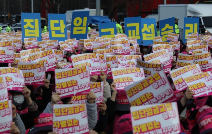 민주노총 서비스연맹 전국학교비정규직노동조합 조합원들이 25일 오후 서울 영등포구 여의대로에서 열린 '전국학교비정규직노동자 총파업대회'에서 손피켓을 들고 구로를 외치고 있다./사진=뉴스1