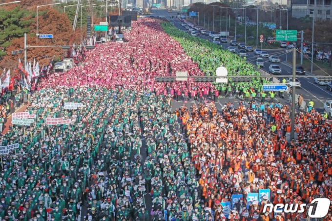 전국민주노동조합총연맹(민주노총) 공공부문 비정규직 파업위원회 소속 회원들이 25일 서울 영등포구 여의대로에서 총파업대회를 열고 실질임금 삭감대책 마련, 복지수당차별 완전철폐 등을 촉구하며 구호를 외치고 있다./사진=뉴스1