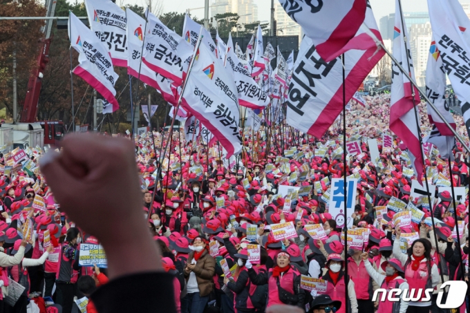  전국민주노동조합총연맹(민주노총) 전국학교비정규직노동조합 조합원들이 25일 서울 영등포구 여의대로에서 열린 총파업대회에서 구호를 외치고 있다. /사진=뉴스1 