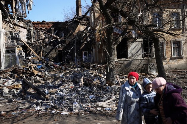 (미콜라이우 로이터=뉴스1) 우동명 기자 = 24일 (현지시간) 우크라이나 미콜라이우에서 러시아 군의 포격을 받아 파괴된 건물의 모습이 보인다.  (C) 로이터=뉴스1  