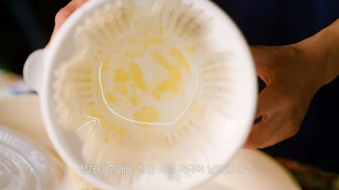 떡볶이를 담은 그릇은 최대한 씻은 뒤 플라스틱류에 배출한다. 완벽하게 지워지지 않아도 재활용 할 수 있다./사진=배달의민족 유튜브