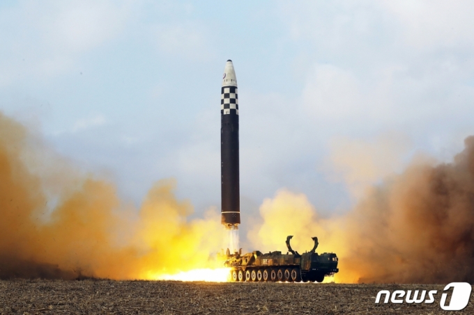 ( 뵿Ź=1) =   뵿 Ѻ񼭰 (18)  ź̻(ICBM) &#039;ȭ-17&#039; ߻縦 ߴٰ 19   뵿Ź ߴ. Ź ̹ ߻簡    Ѻ񼭰 &quot;ٿ , ῡ   &quot;̶ ߴٰ ߴ.   [ 밡.  . DB . For Use Only in the Republic of Korea. Redistribution Prohibited]  rodongphoto@news1.kr  Copyright (C) 1. All rights reserved.     .