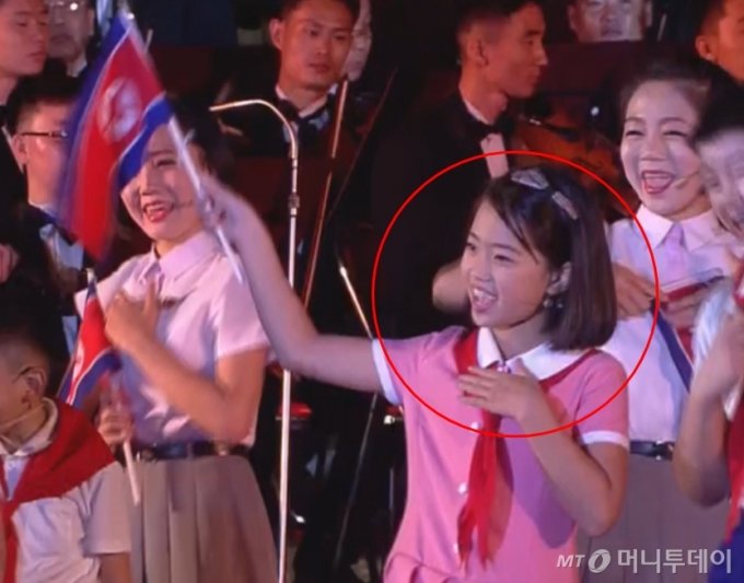 지난 8일 진행된 북한 9·9절 행사에 김정은 국무위원장의 딸로 추정되는 소녀가 등장했다/사진=조선중앙TV 캡처