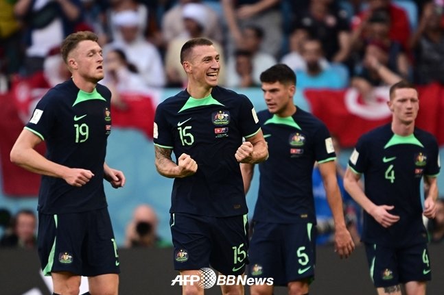 호주 축구 대표팀 미첼 듀크(왼쪽에서 두 번째)가 선제골을 터뜨린 후 기뻐하고 있다./AFPBBNews=뉴스1
