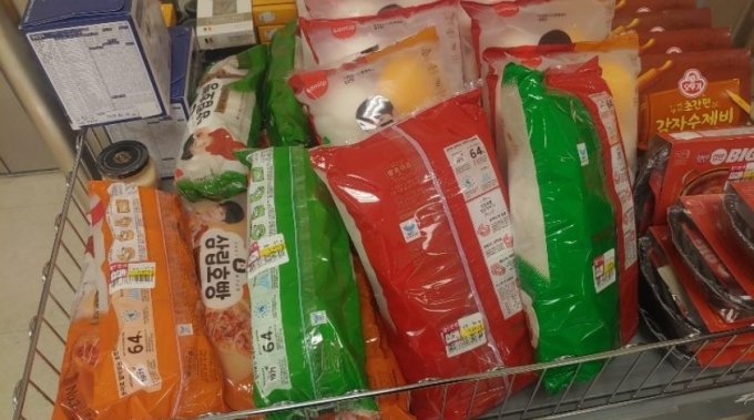 한 누리꾼이 SPC삼립의 '삼립호빵'이 할인 중임에도 잘 팔리지 않고 있었다며 올린 사진./사진=커뮤니티 보배드림.