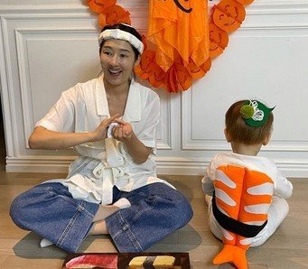 방송인 사유리 씨(일본)가 아이와 함께 즐기는 모습. 그는 비혼인 상태에서 정자를 기증받아 인공수정으로 아이를 갖고 2020년 출산했다.  /사진=사유리 인스타그램